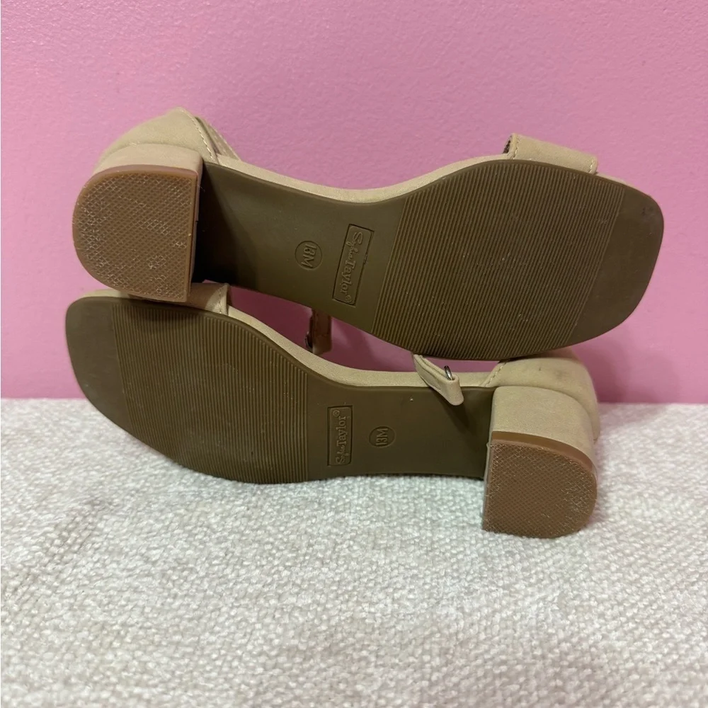 Sofia Tylor beige sandal for girls, size 13